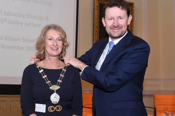 Handing over of the chain to recognise the new Faculty Dean